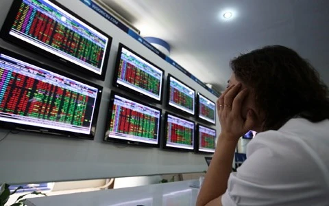 Vietnam’s shares fall on intraday profit-taking