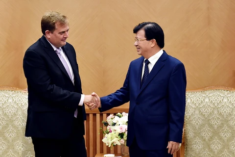 Deputy PM Trinh Dinh Dung meets ExxonMobil Vice President