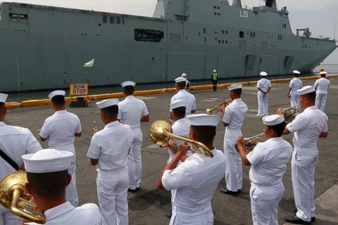 Two Australian navy ships visit Philippines