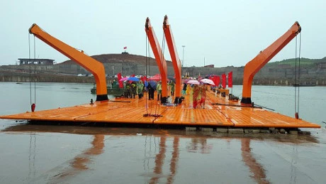 Quang Ninh installs floating bridge linking with Chinese city