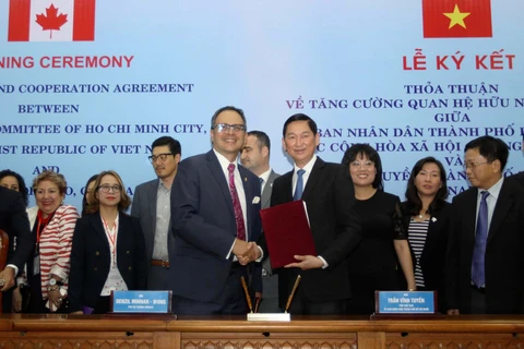 HCM City, Toronto ink deal to boost cooperation