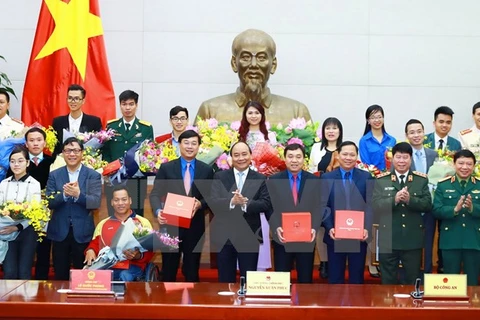 Hanoi honours 10 outstanding young people