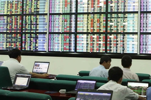 VN-Index gains slow on uncertainty