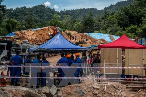 Malaysia: 11 people dead, missing in landslide 