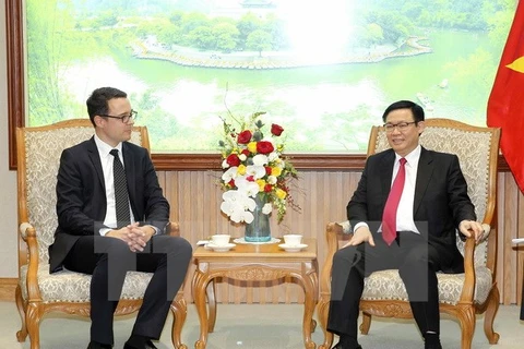 Deputy PM: Vietnam wants investment in airport infrastructure 