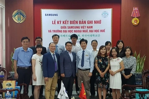Vietnamese students get Samsung Korean Scholarships