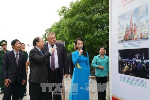 Photo exhibition highlights Vietnam-Russia friendship 