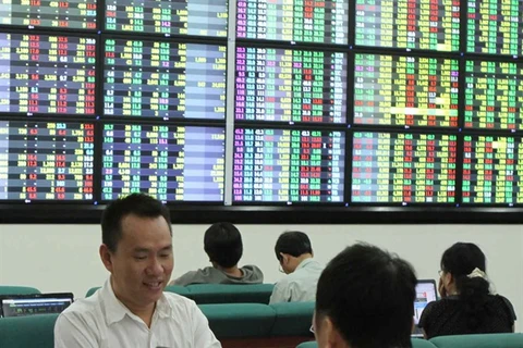VN Index down on low investor confidence