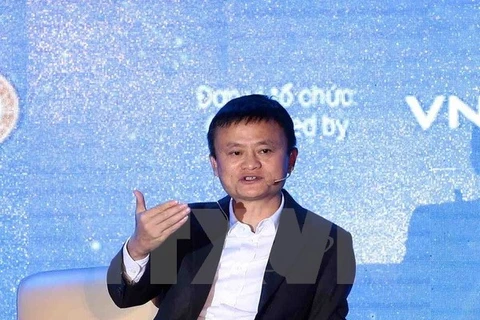 Billionaire Jack Ma talks with Vietnamese students