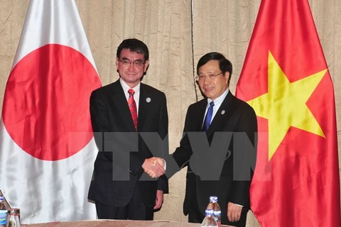 APEC 2017: Deputy PM Minh meets Japanese FM, WEF Director
