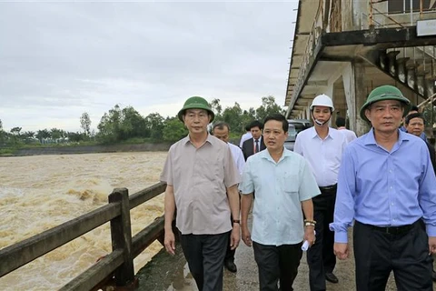 President Tran Dai Quang visits storm-hit families 