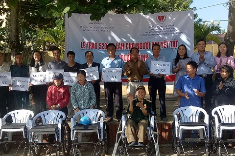 Disabled people in Quang Binh receive wheelchairs