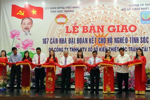 Houses presented to disadvantaged families in Soc Trang