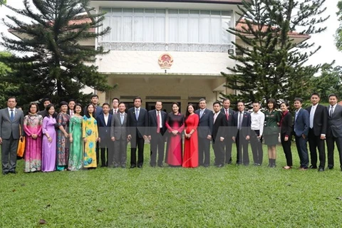 Top legislator meets embassy staff, overseas Vietnamese in Singapore