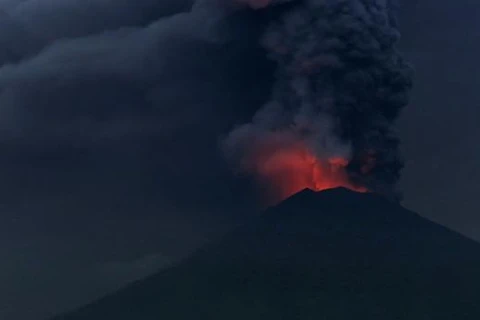 Vietnamese tourists warned to leave Bali over menacing volcano