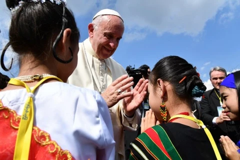 Pope Francis pays historic visit to Myanmar 
