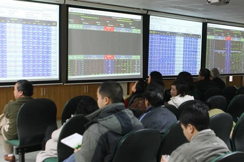 VN stocks lifted further by large-caps