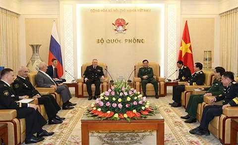 General staff chief Phan Van Giang meets Russian naval commander