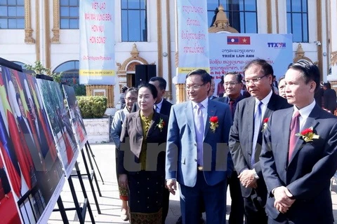 Photo exhibition on Vietnam-Laos relations opens in Vientiane