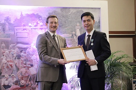 Vietnamese scholar presented with French chevalier