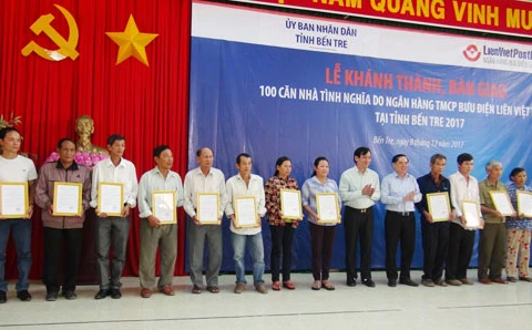 Ben Tre hands over 100 houses to policy beneficiaries 