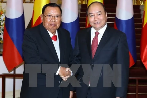 PM Nguyen Xuan Phuc meets Lao Party and State leader 