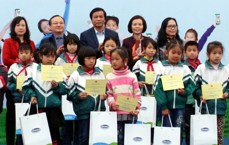 Hung Yen: Disadvantaged children receive scholarships, free milk
