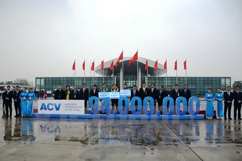 94 millionth air passenger welcomed in Hanoi 