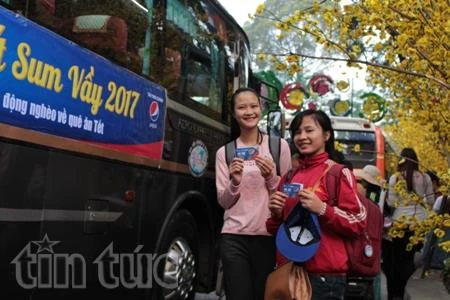 Poor students gifted bus tickets to return home for Tet 