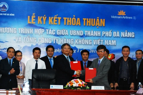 Da Nang, Vietnam Airlines shake hands in tourism, trade promotion