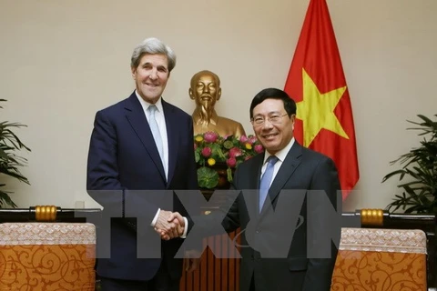 Deputy PM Pham Binh Minh receives John Kerry 