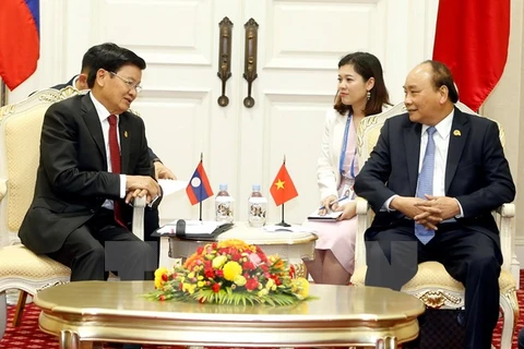 PM Nguyen Xuan Phuc meets Lao counterpart in Cambodia
