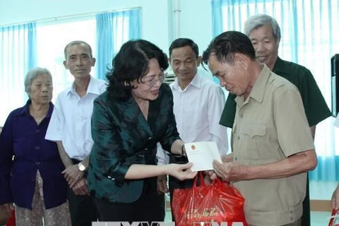 Vice President presents gifts to policy beneficiaries in Binh Phuoc