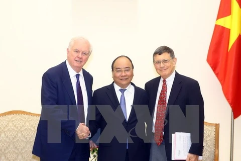 Prime Minister Nguyen Xuan Phuc receives Harvard professors