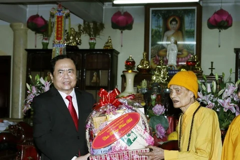 Leaders pay Tet visits to poor people, Buddhist patriarch