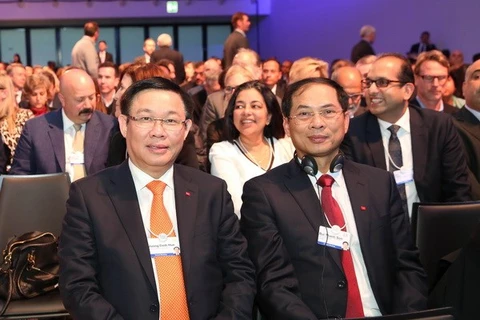 Deputy PM Vuong Dinh Hue concludes activities in WEF Meeting 