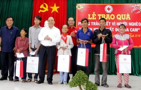 Scholarships, gifts given to people in need ahead of Tet