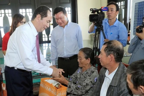 President gives Tet gifts to workers in Binh Duong