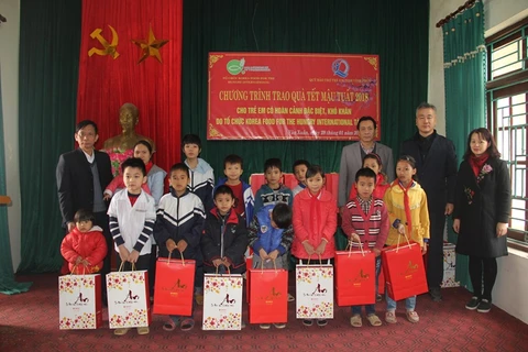 Tet gifts for underprivileged children in Vinh Phuc