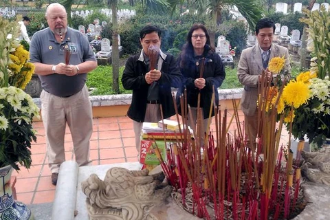 US veterans hand over records of martyrs’ remains in Quang Tri