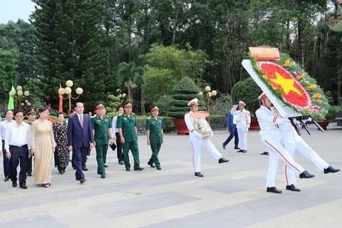 State leader presents Tet gifts in Ho Chi Minh City