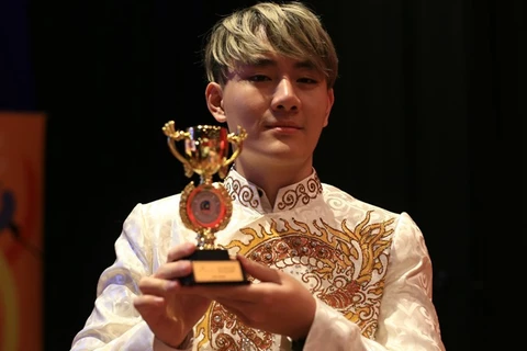 Vietnamese singer awarded golden trophy in Malaysia