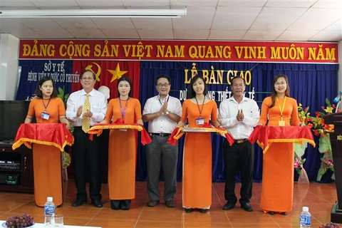 Japan gives medical equipment as aid for Ninh Thuan
