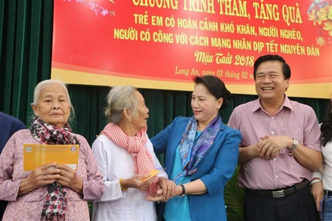 NA Chairwoman presents Tet gifts to poor families in Long An