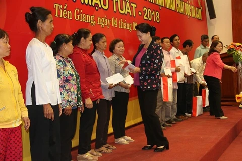 NA Chairwoman presents Tet gifts to needy people