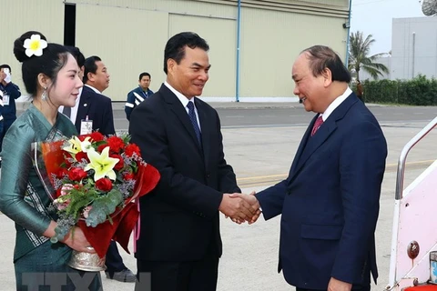 PM Nguyen Xuan Phuc arrives in Laos for government committee meeting