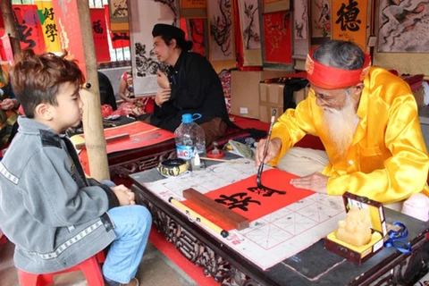 Tet event features folk art, calligraphy