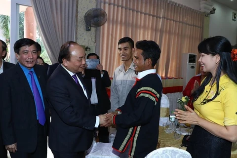 PM gives Tet gifts to needy workers, ethnic people in Dak Lak