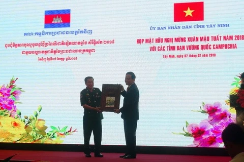 Tay Ninh strengthens friendship with Cambodian localities