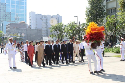 HCM City officials pay tribute to late leaders ahead of Tet